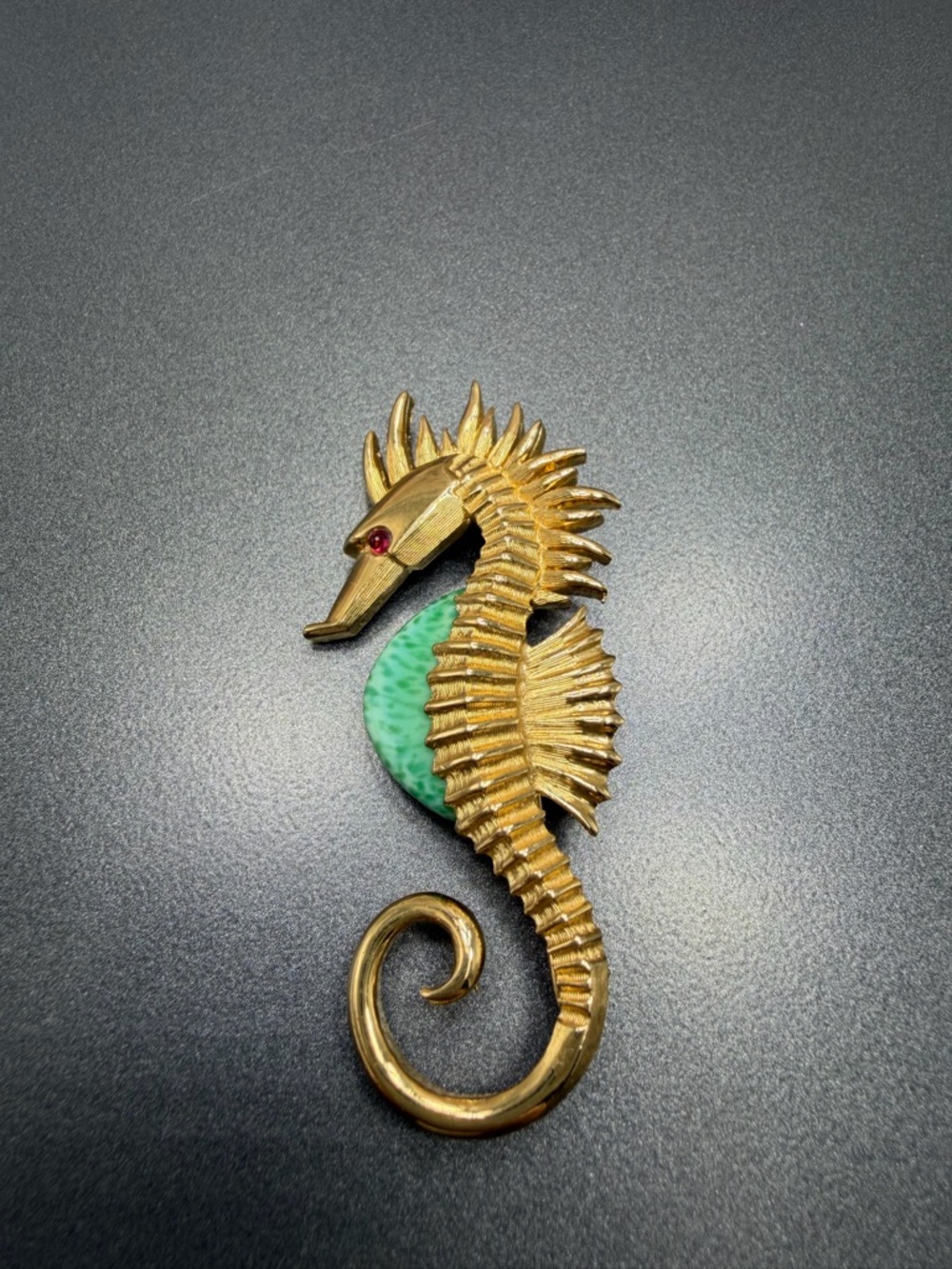 Vintage Boucher Gold Seahorse Brooch with Green Peking Glass #50SB - Picture 4 of 4